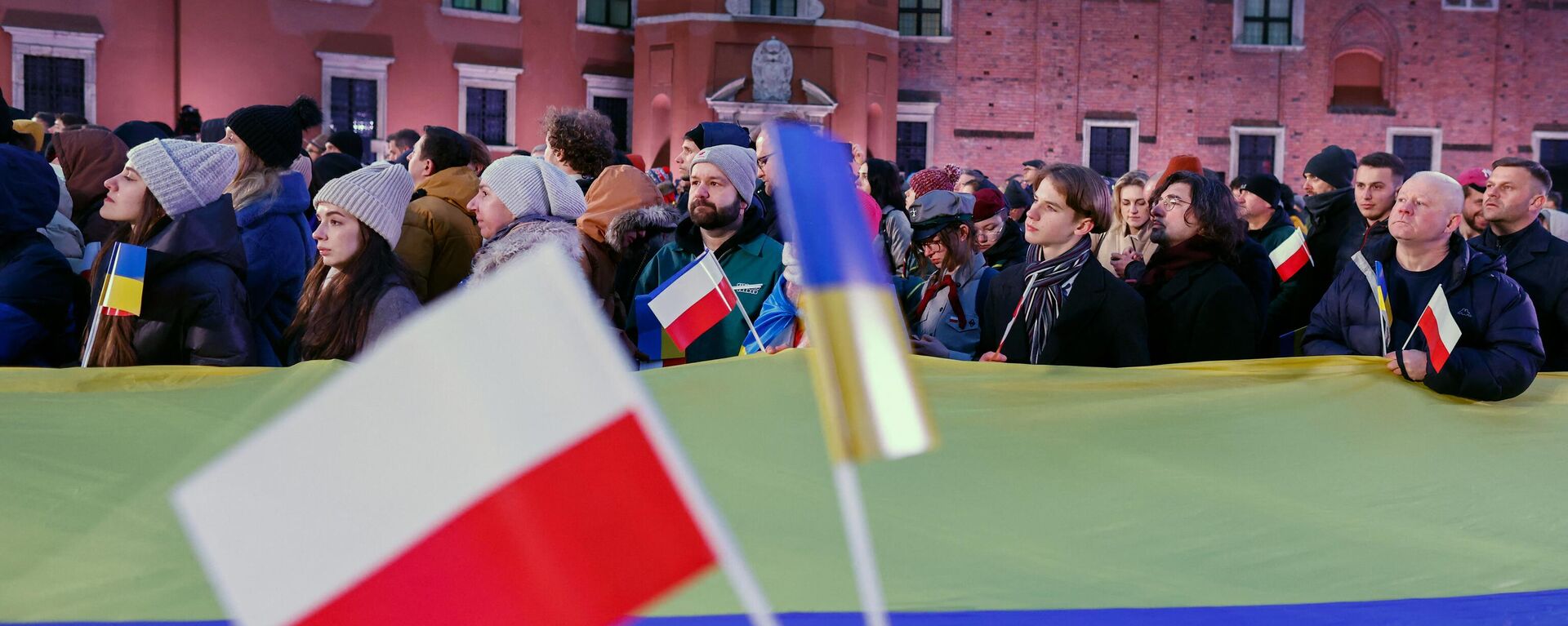 People with Polish and Ukrainian flags in Warsaw, Poland, on April 5, 2023. - Sputnik International, 1920, 12.10.2023