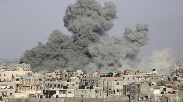 Smoke rises following Israeli airstrikes in Rafah, southern Gaza Strip  - Sputnik International