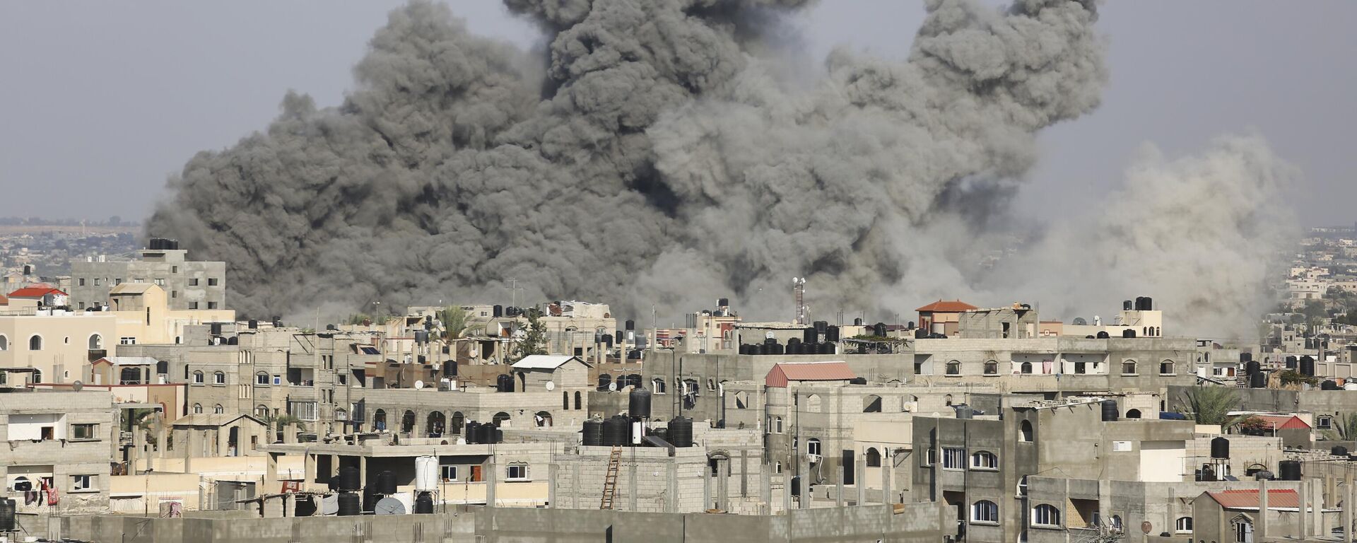 Smoke rises following Israeli airstrikes in Rafah, southern Gaza Strip  - Sputnik International, 1920, 14.10.2023