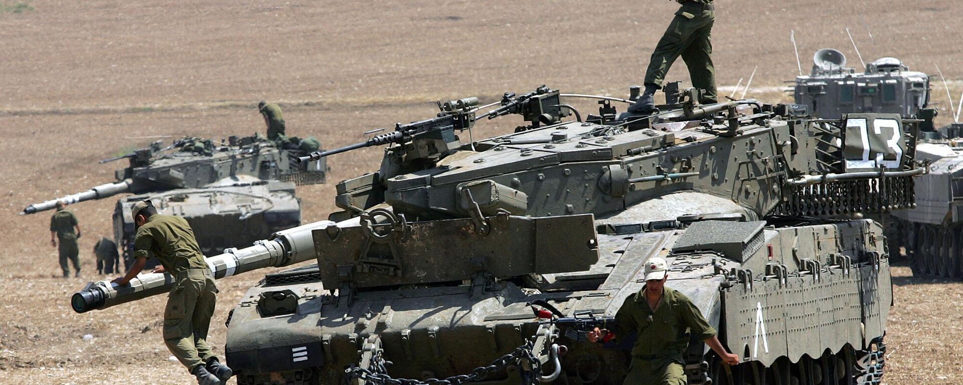 Israeli tanks are positioned near kibbutz Kfar Aza - Sputnik International, 1920, 12.10.2023