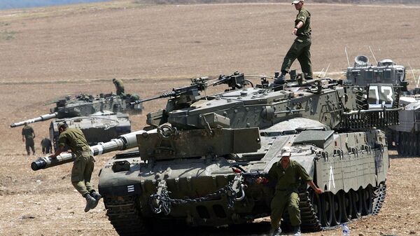 Israeli tanks are positioned near kibbutz Kfar Aza - Sputnik International