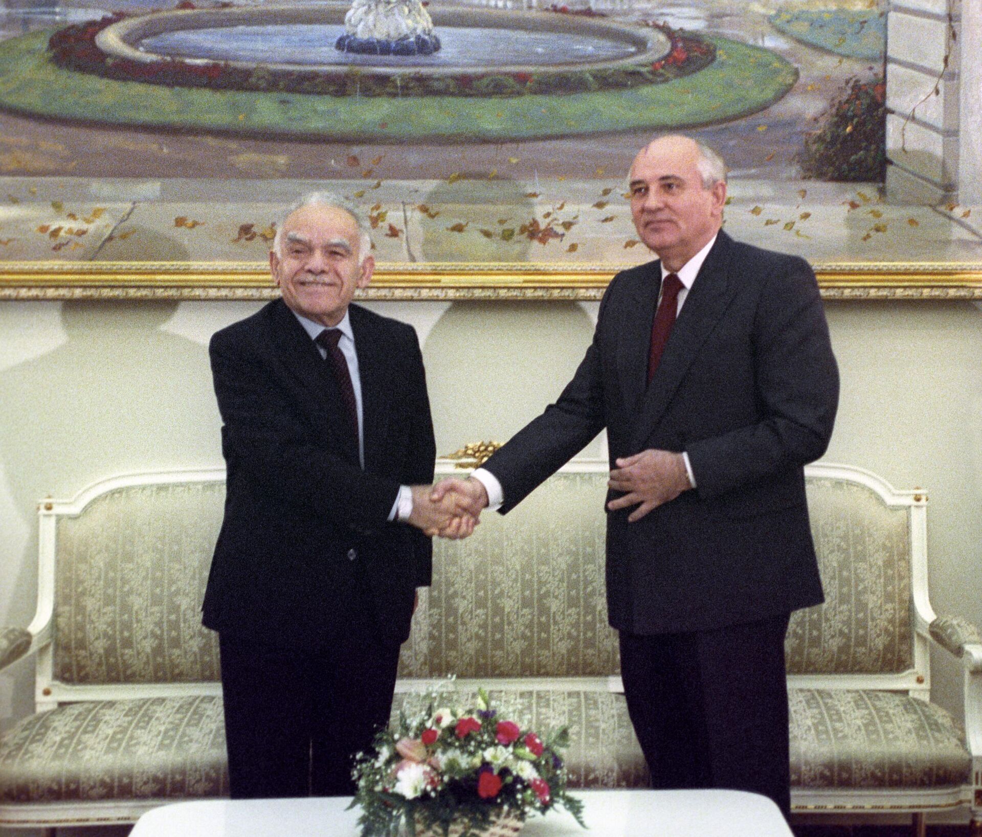Meeting between USSR President Mikhail Gorbachev and Israeli Prime Minister Yitzhak Shamir (left) as part of the Middle East Peace Conference in Madrid, which took place in October 1991. - Sputnik International, 1920, 13.10.2023