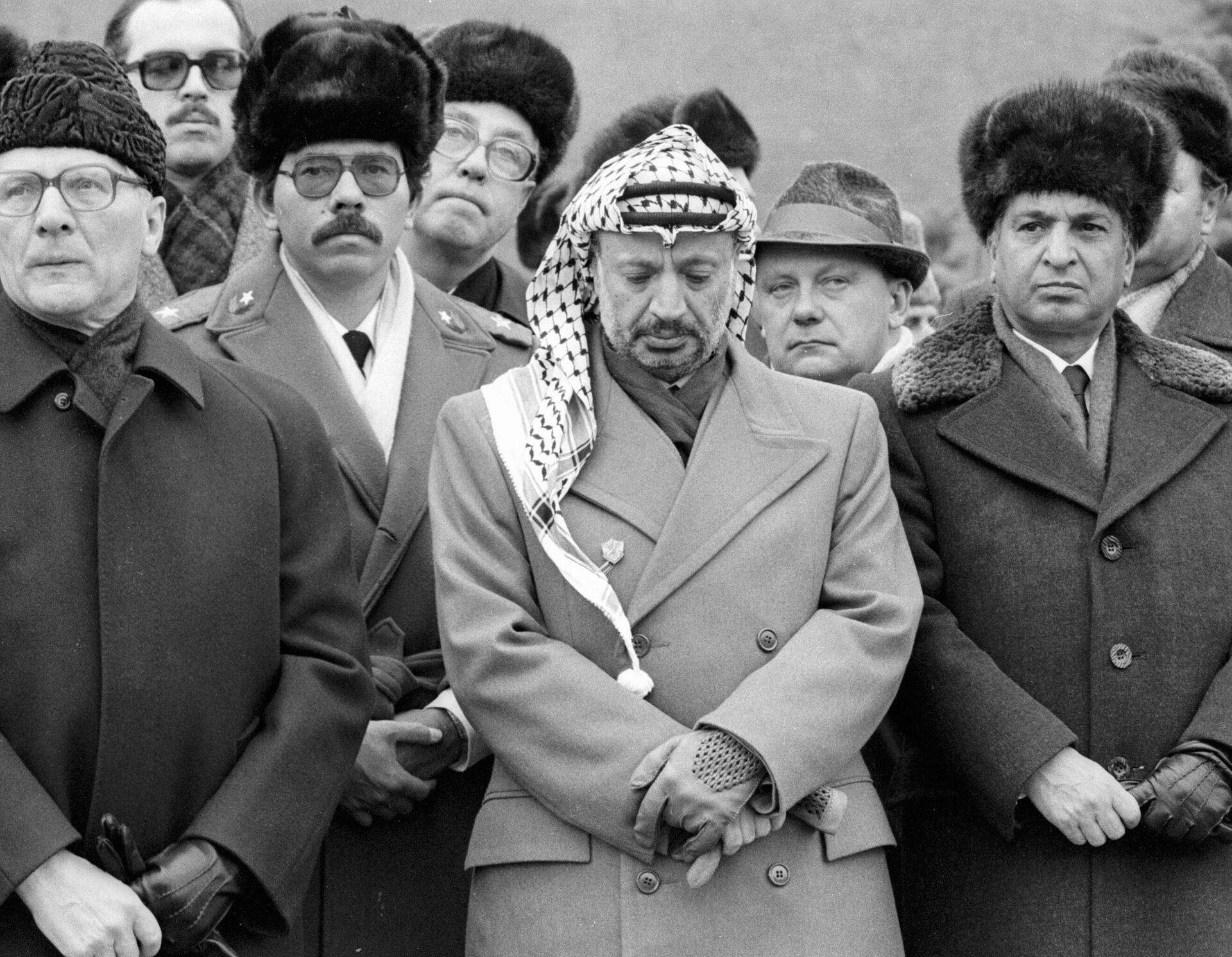 East German leader Eric Honecker (left), Sandinista National Liberation Front of Nicaragua head Daniel Ortega (2nd left), Chairman of the Executive Committee of the Palestine Liberation Organization Yasser Arafat (2nd right) and Chairman of the Revolutionary Council of Afghanistan Babrak Karmal (right) at the funeral of the General Secretary of the Central Committee CPSU Leonid Brezhnev. November 1982. - Sputnik International, 1920, 13.10.2023