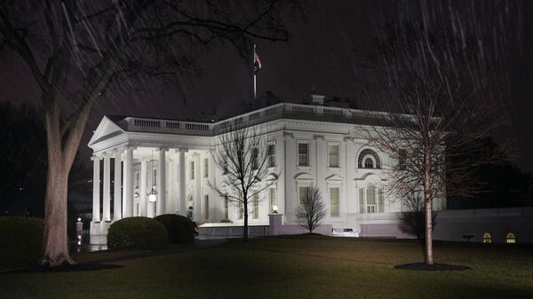 In this photo made with a slow shutter speed, light rain falls outside the White House, Friday, Jan. 28, 2022, in Washington. - Sputnik International