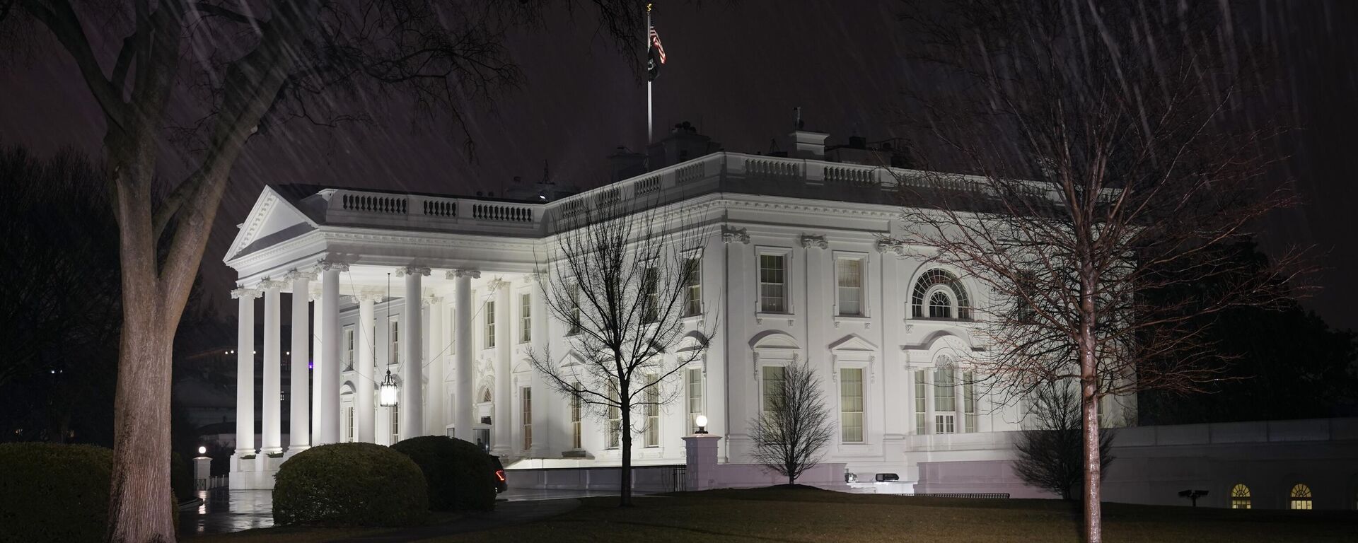 In this photo made with a slow shutter speed, light rain falls outside the White House, Friday, Jan. 28, 2022, in Washington. - Sputnik International, 1920, 03.04.2024
