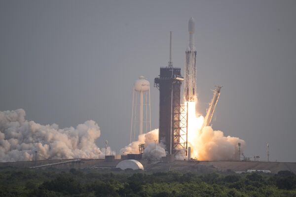 A SpaceX Falcon Heavy rocket lifts off from Launch Pad 39A at the Kennedy Space Center in Cape Canaveral, Fla., Friday, Oct. 13, 2023. The spacecraft will travel to the metallic asteroid Psyche, where it will enter orbit in 2029 and be the first spacecraft to explore a metal-rich asteroid. - Sputnik International