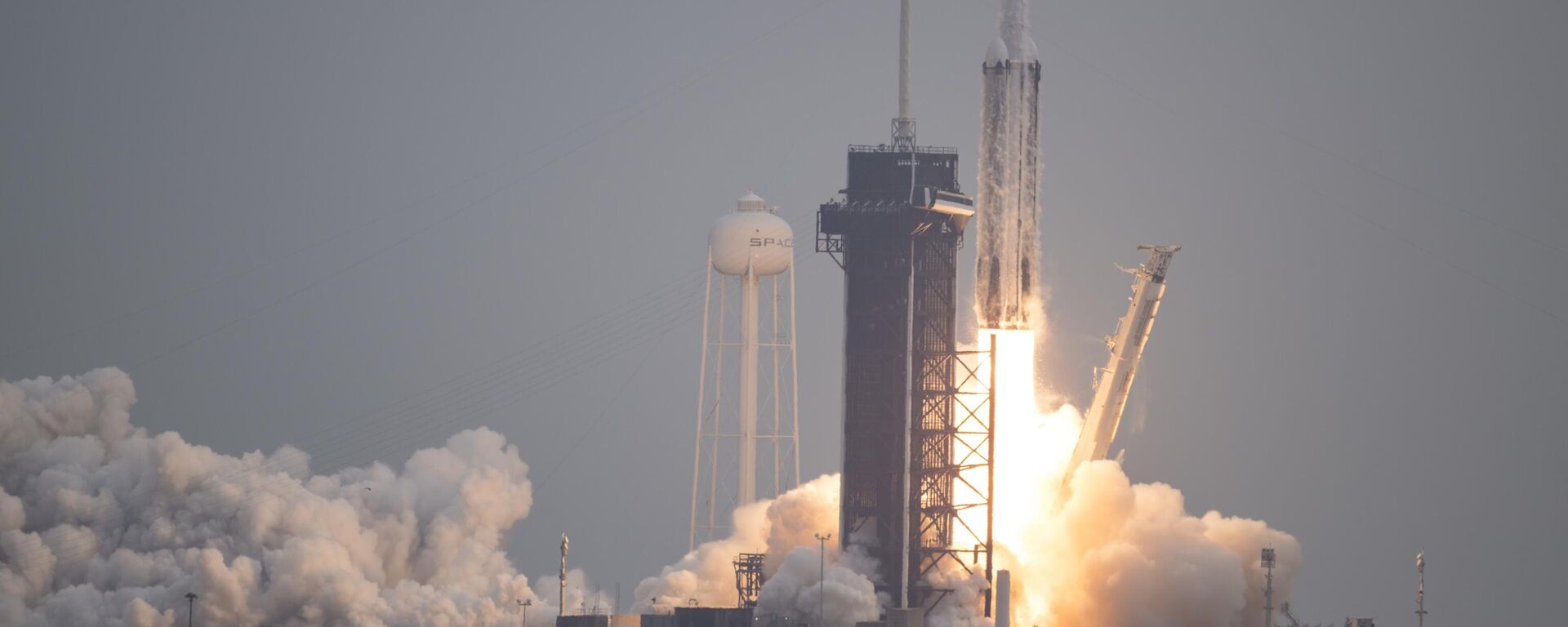 A SpaceX Falcon Heavy rocket lifts off from Launch Pad 39A at the Kennedy Space Center in Cape Canaveral, Fla., Friday, Oct. 13, 2023. The spacecraft will travel to the metallic asteroid Psyche, where it will enter orbit in 2029 and be the first spacecraft to explore a metal-rich asteroid. - Sputnik International, 1920, 29.12.2023