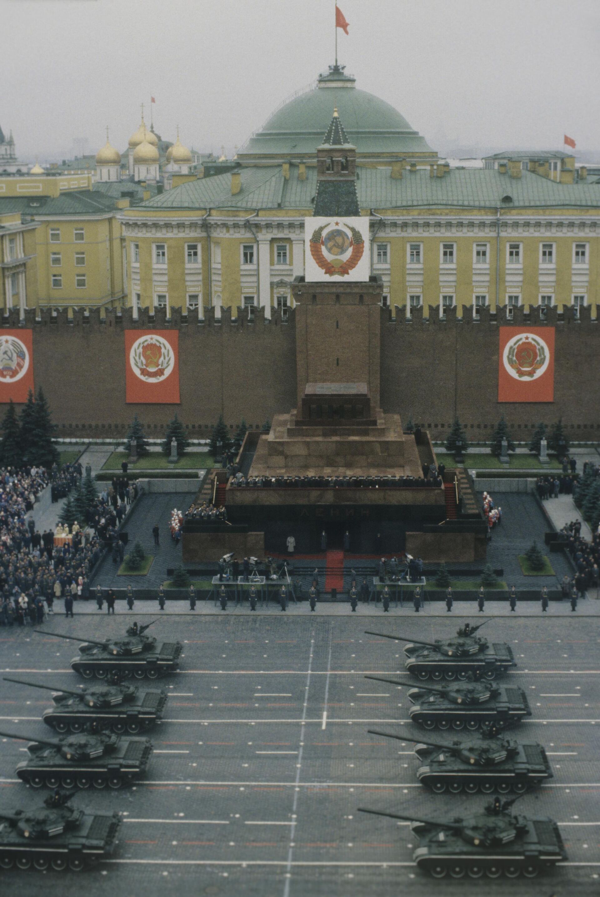 Soviet main battle tanks take part in a parade dedicated to the 72nd anniversary of the Great October Socialist Revolution on Red Square in Moscow, November 7, 1989. - Sputnik International, 1920, 14.10.2023