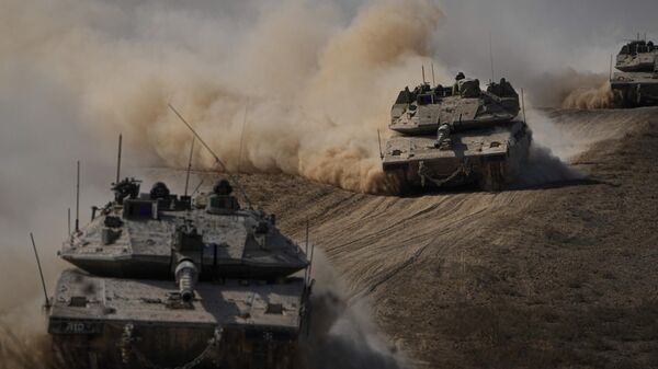 Israeli tanks head towards the Gaza Strip border in southern Israel - Sputnik International
