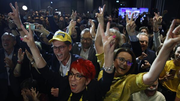 Supporters of the Third Way, a coalition of the centrist Poland 2050 party and the agrarian Polish People's Party celebrate at the electoral headquarters in Warsaw, Poland, Sunday, Oct. 15, 2023. - Sputnik International