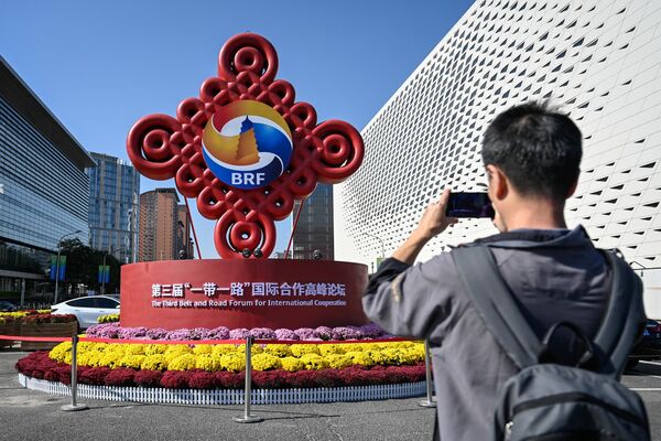 A passer-by takes photos of a Belt and Road Forum installation. - Sputnik International