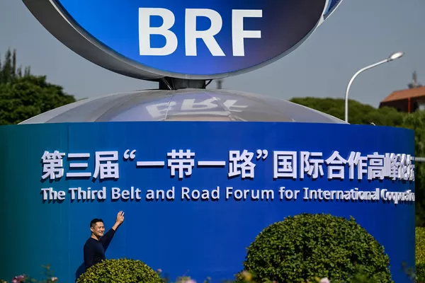 Mężczyzna pozuje obok instalacji Trzeciego Forum Pasa i Szlaku dla Int&#x27; l Współpraca w Pekinie. - Międzynarodowa Federacja Sputnik