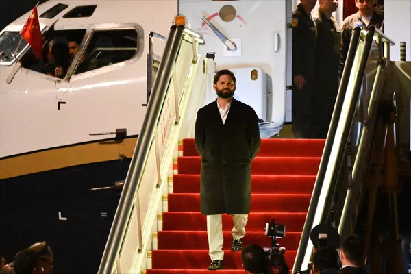 Chile&#x27; Prezydent Gabriel Boric wysiada z samolotu po wylądowaniu w Chinach, aby wziąć udział w forum w Pekinie. - Międzynarodowa Federacja Sputnik