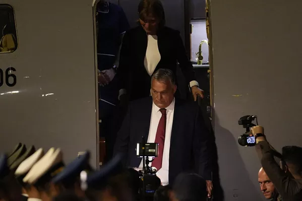 Premier Węgier Viktor Orban przybywa na lotnisko w Pekinie. - Międzynarodowa Federacja Sputnik