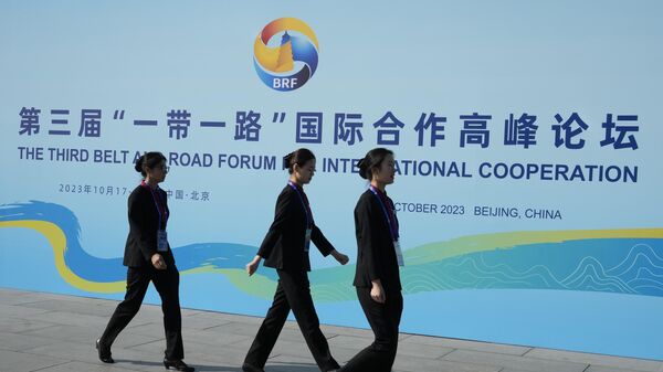 Workers prepare for the Beijing Belt and Road Forum. - Sputnik International