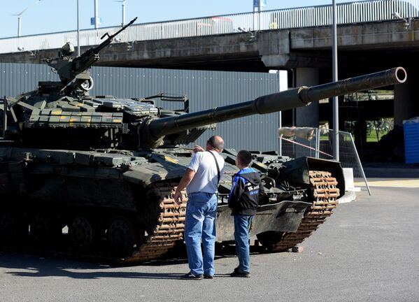 Visitors examine a tank of the Armed Forces of Ukraine captured during the liberation of the Lugansk People&#x27;s Republic at the exhibition of captured Ukrainian equipment at the Republican Station Complex in Lugansk. - Sputnik International