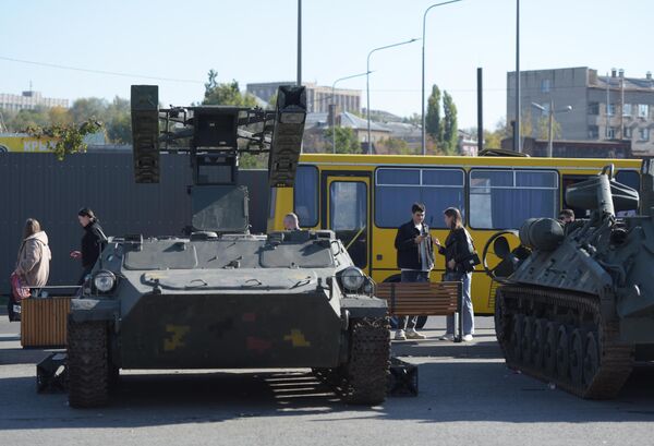 Guests take pictures of captured Ukrainian armored vehicles. - Sputnik International