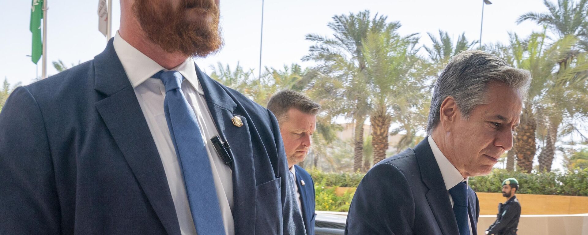 US Secretary of State Antony Blinken, right, returns to his hotel in Riyadh, Saudi Arabia, after meeting with Saudi Crown Prince Mohammed bin Salman - Sputnik International, 1920, 16.10.2023