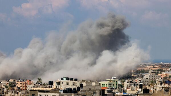 Smoke billows after an Israeli air strike in Rafah in the southern Gaza Strip on October 16, 2023. - Sputnik International
