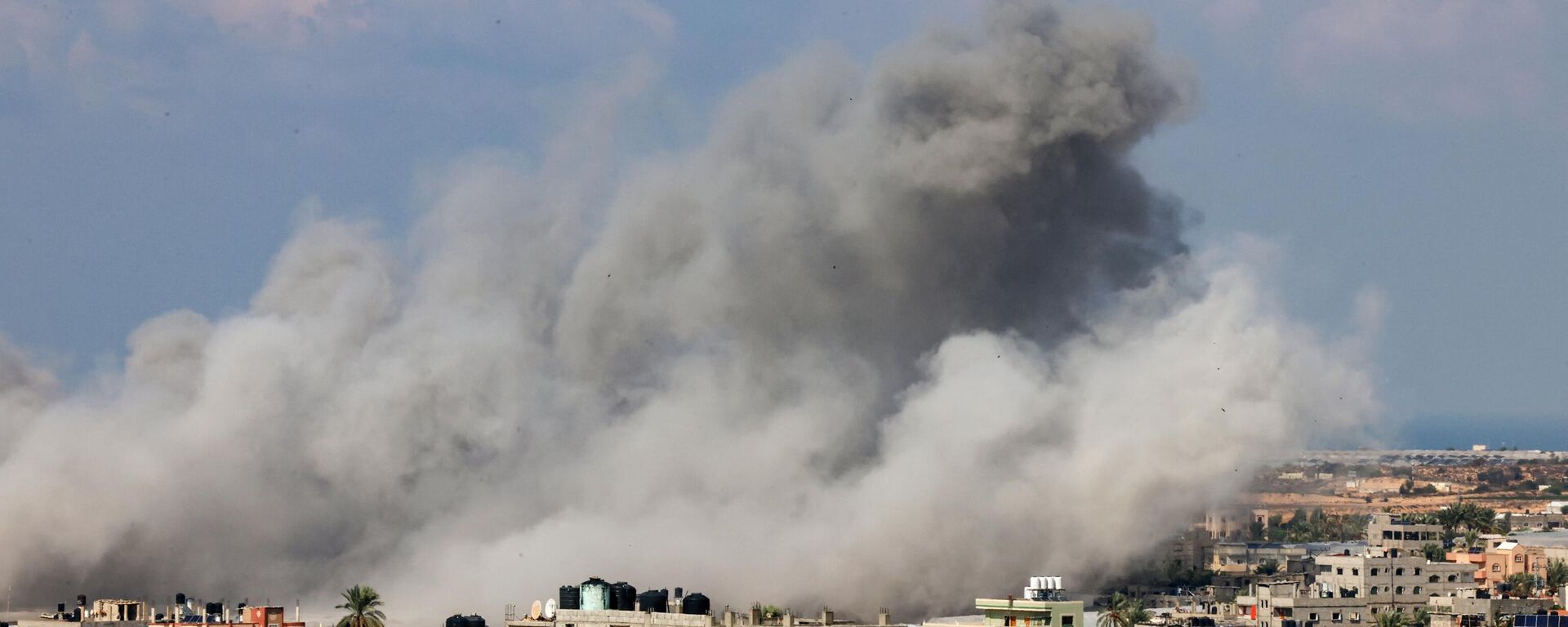 Smoke billows after an Israeli air strike in Rafah in the southern Gaza Strip on October 16, 2023. - Sputnik International, 1920, 19.10.2023