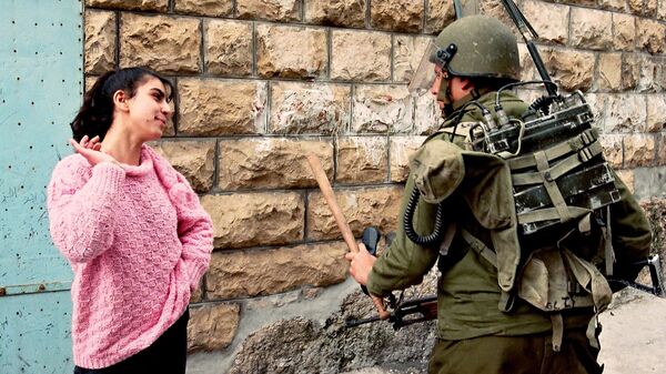 A Palestinian girl talks to an Israeli soldier on February 28, 1988 in Bet Sahour - Sputnik International