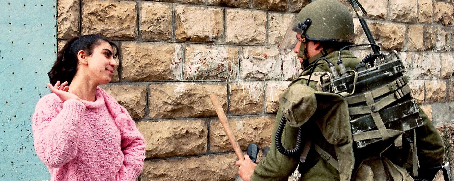 A Palestinian girl talks to an Israeli soldier on February 28, 1988 in Bet Sahour - Sputnik International, 1920, 21.10.2023