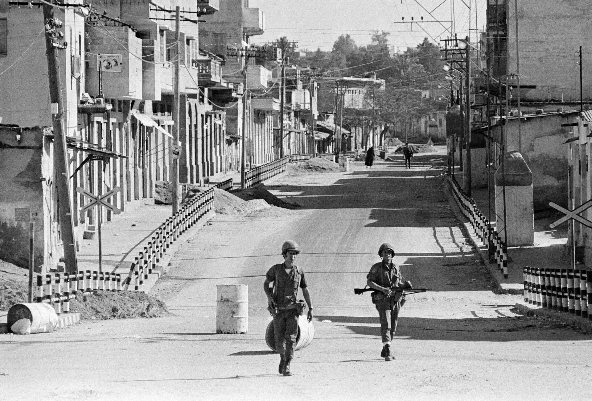 Двое израильских солдат патрулируют практически пустынную улицу в городе Газа, 6 марта 1971 года - Sputnik International, 1920, 19.11.2023