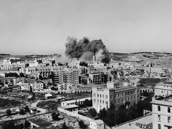 Smoke raises from the Old city of Jerusalem in August 1949, during the Arab-Israeli War. - Sputnik International