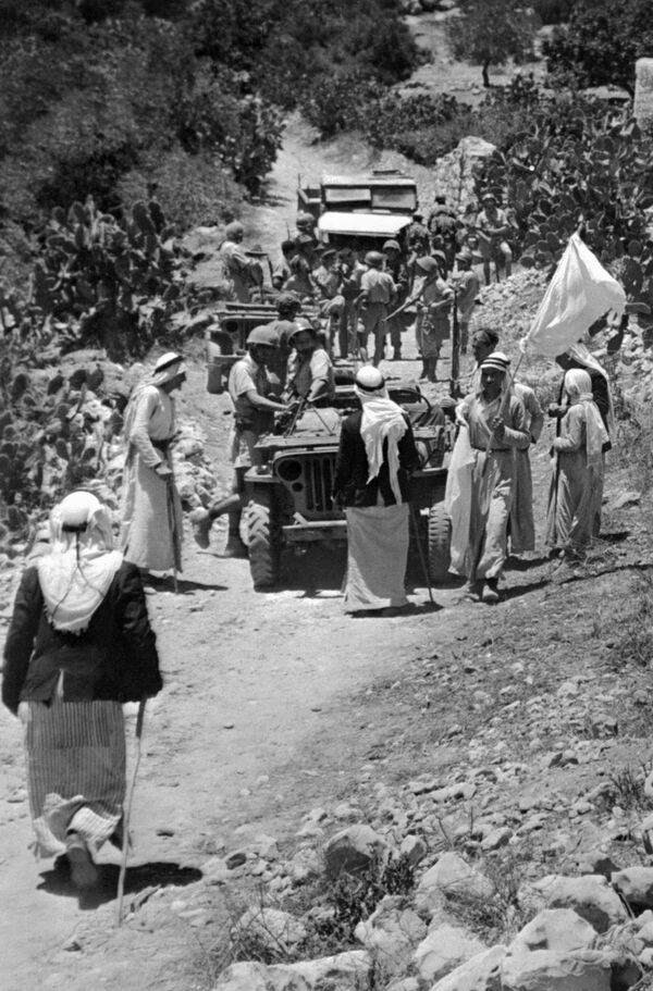 Palestinian villagers holding a white flag as they surrendered during the 1948 Arab war against the proclamation of the Israeli State. The picture was released September 15, 1948. - Sputnik International