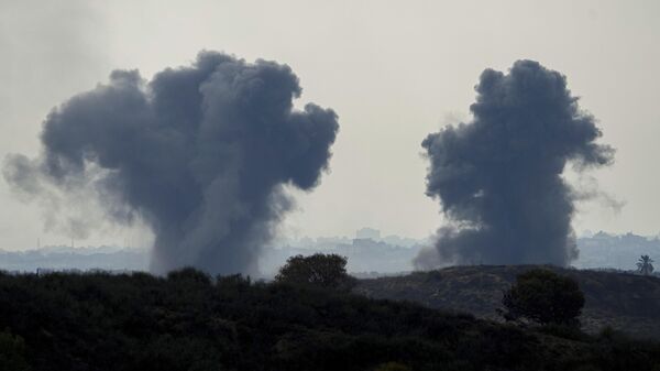 Smoke rises following an Israeli airstrike in the Gaza Strip, as seen from southern Israel - Sputnik International