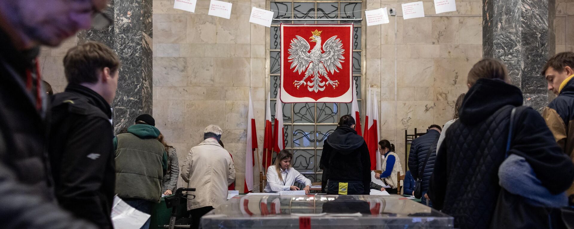 People cast their votes in the polling station at the Palace of Culture in Warsaw, Poland on October 15, 2023, during parliamentary elections. - Sputnik International, 1920, 17.10.2023