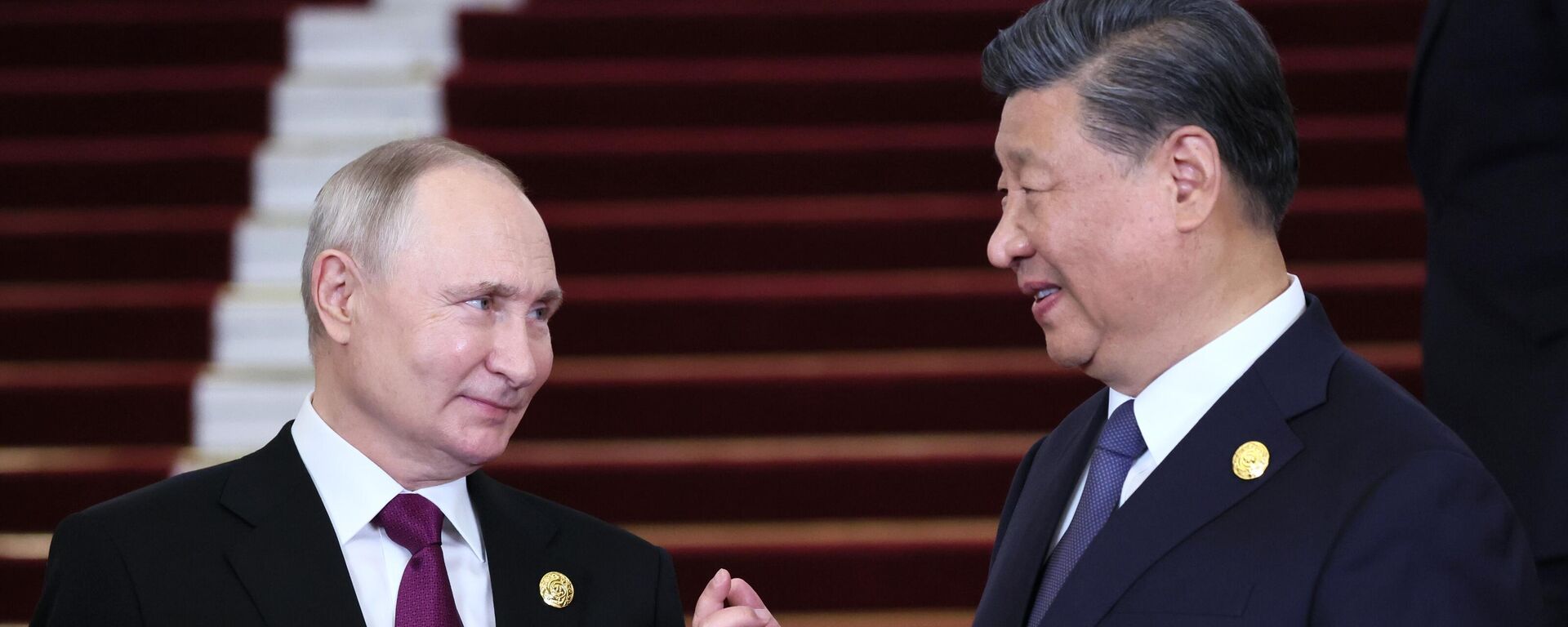 Russian President Vladimir Putin listens to Chinese President Xi Jinping during a welcoming ceremony for heads of delegations participating in the 3rd Belt and Road Forum for International Cooperation, at the Great Hall of the People in Beijing, China. - Sputnik International, 1920, 27.01.2024