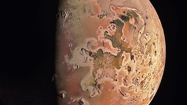 Image of Io, Jupiter's moon taken by Juno - Sputnik International