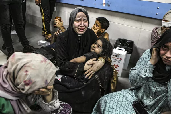 Wounded Palestinians huddle in Gaza City's al-Shifa hospital, after arriving from al-Ahli hospital following an explosion there, Tuesday.  - Sputnik International