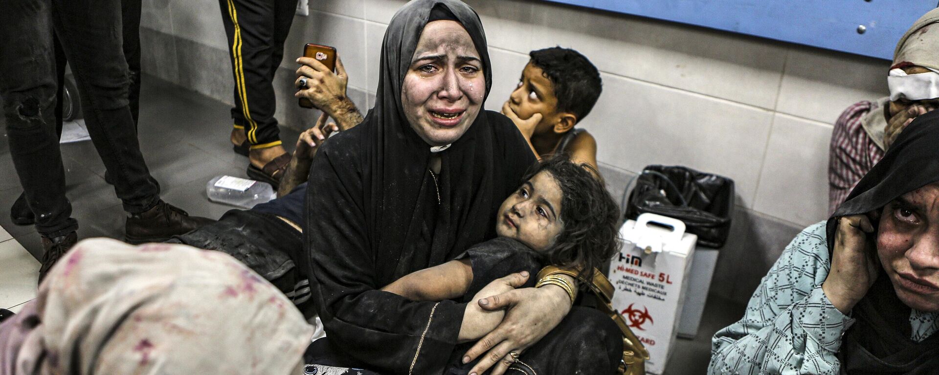 Wounded Palestinians sit in Gaza City's al-Shifa hospital, in the central Gaza Strip - Sputnik International, 1920, 18.10.2023