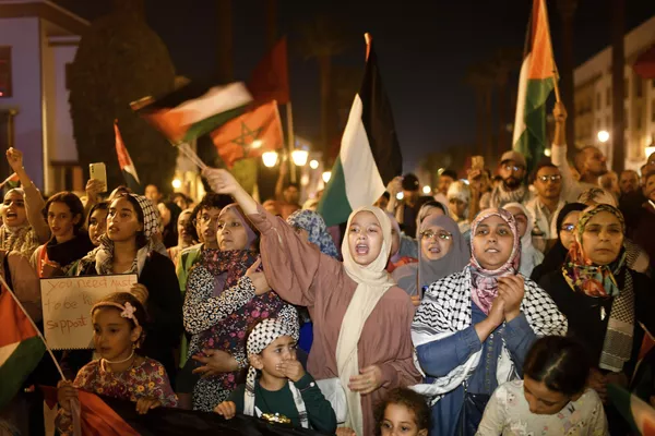 Hundreds of Moroccans take to the streets in a demonstration of solidarity with the Palestinians in Gaza.  - Sputnik International