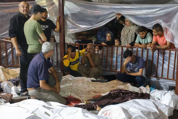 Warning: Graphic content Relatives mourn over the bodies of Palestinians killed in the blast that struck the Ahli Arab hospital in central Gaza after they were transported to Al-Shifa hospital.  - Sputnik International