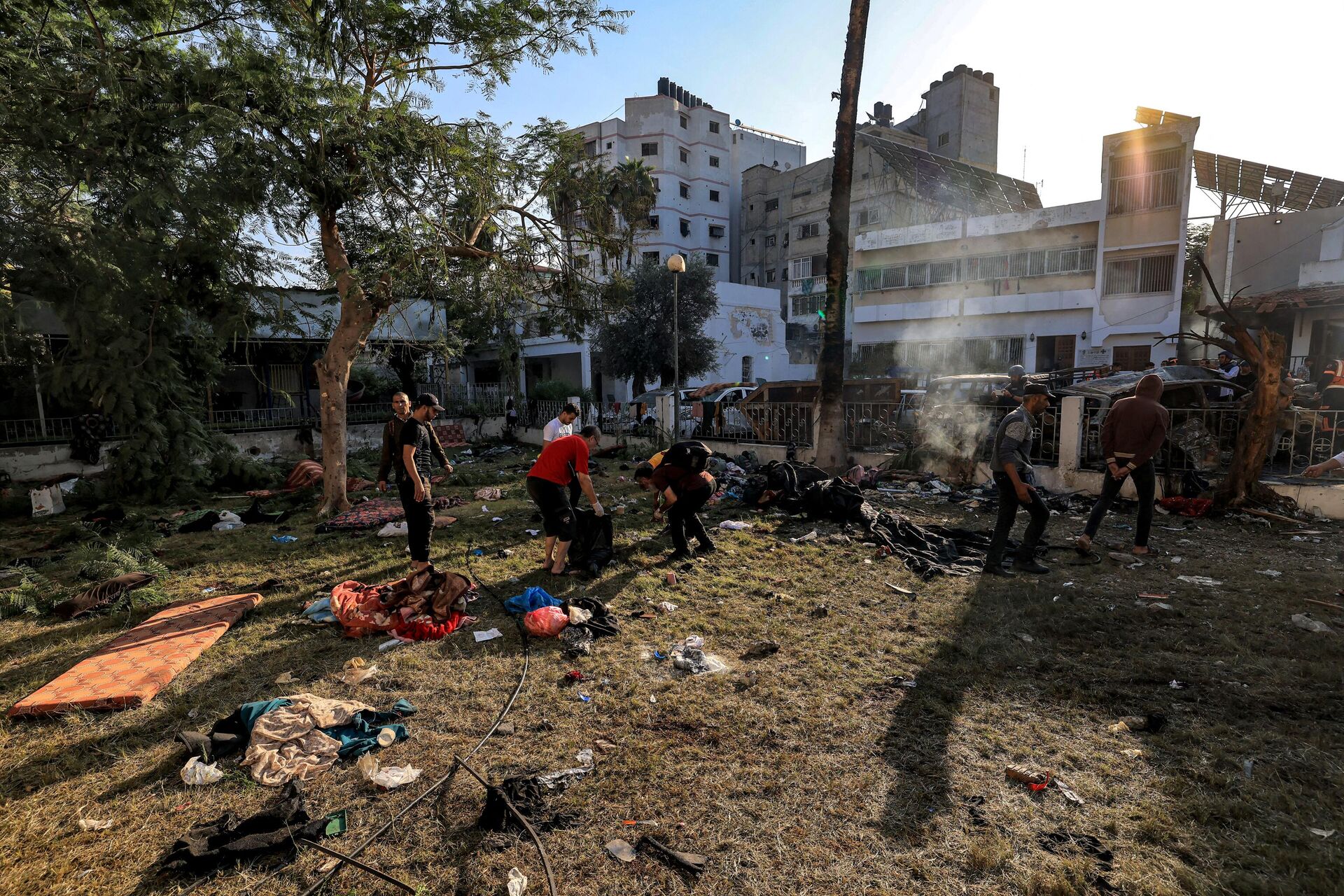 People search through debris outside the site of the Ahli Arab hospital in central Gaza on October 18, 2023 in the aftermath of an overnight blast there.  - Sputnik International, 1920, 18.10.2023