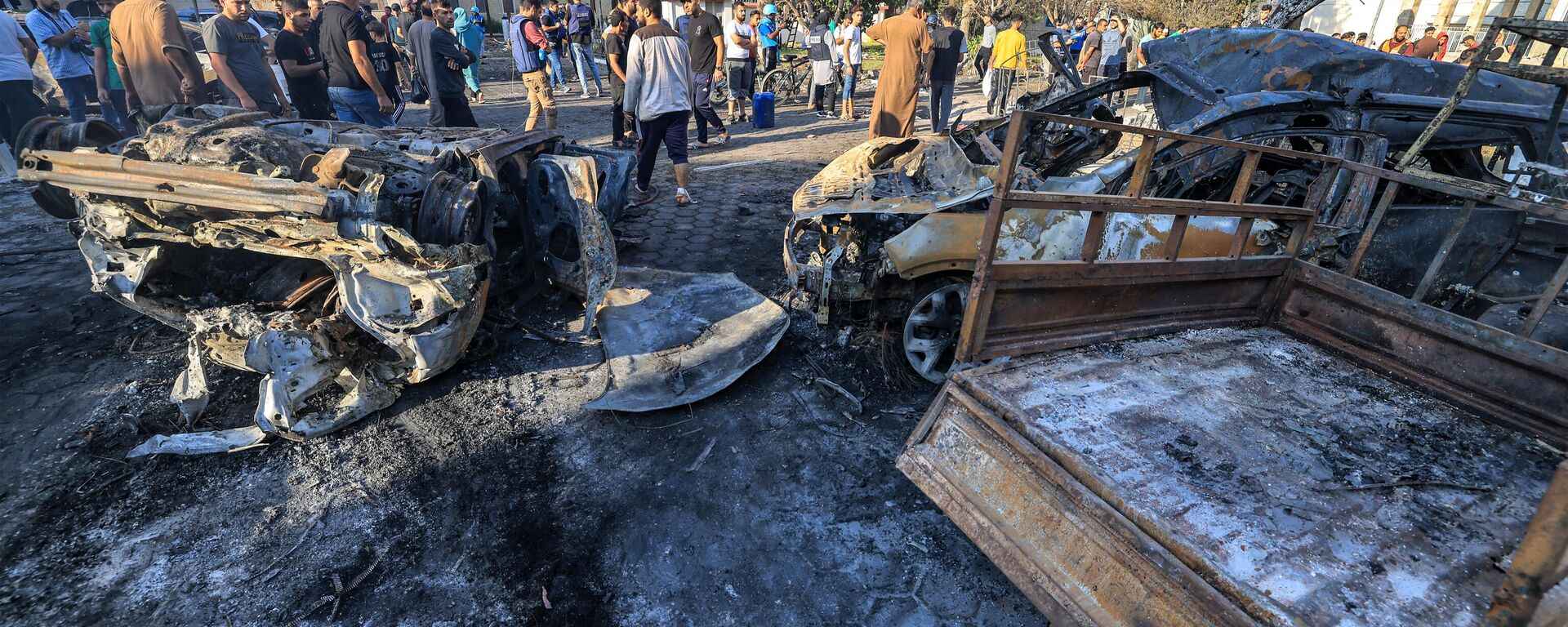 People search through debris outside the site of the Ahli Arab hospital in central Gaza on October 18, 2023 in the aftermath of an overnight strike there. - Sputnik International, 1920, 18.10.2023