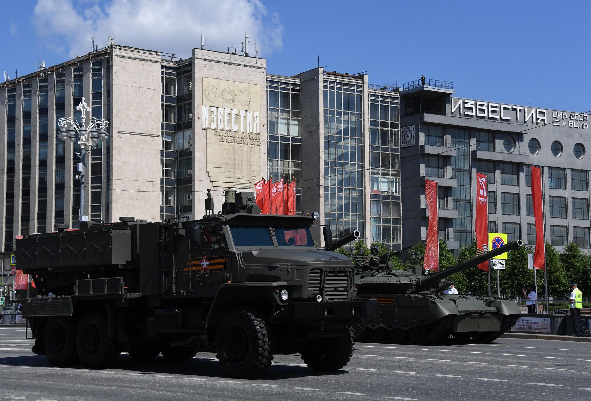 TOS-2 (left) weapon system seen during a military parade in Moscow on June 24, 2020. - Sputnik International, 1920, 12.11.2023