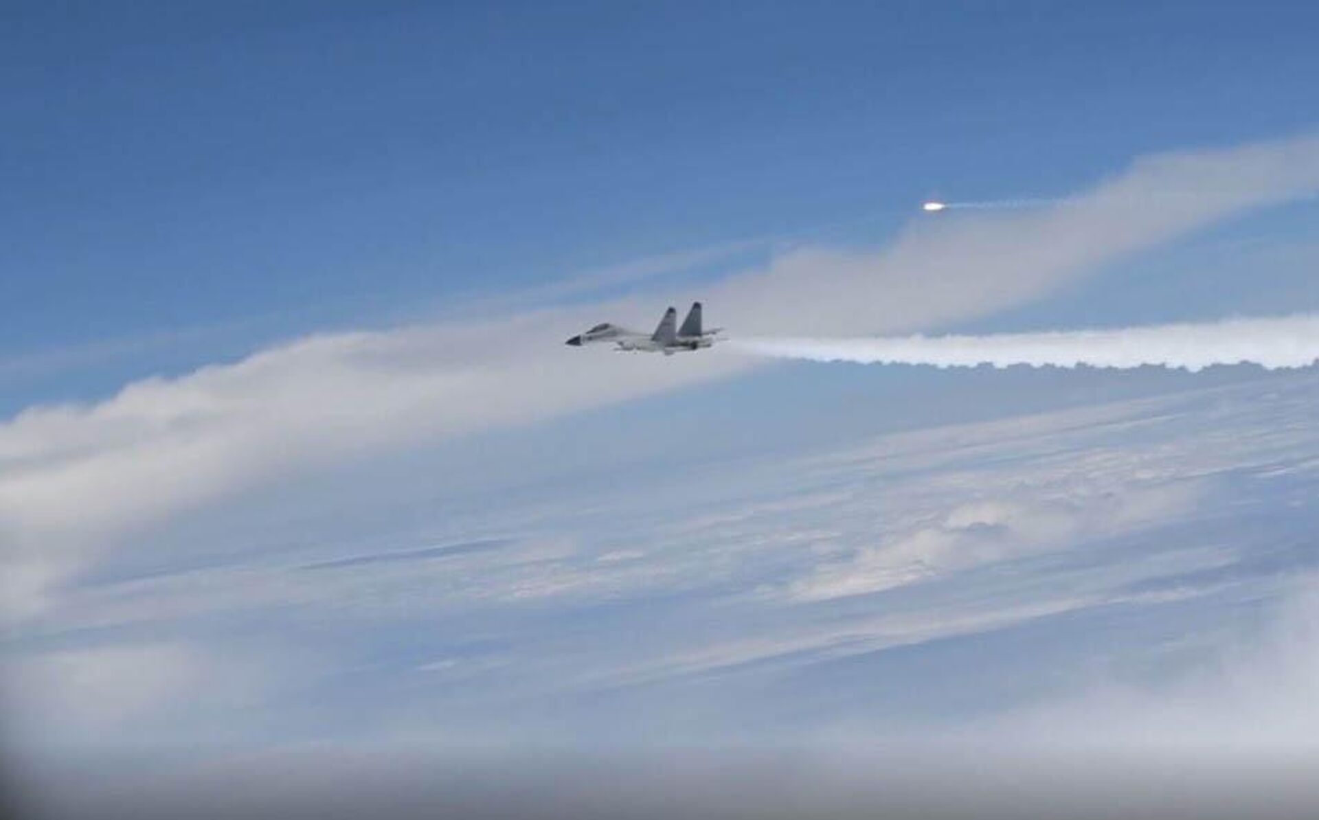 Images and video newly released by the US Defense Department capture a PLA fighter jet in the course of conducting a coercive and risky intercept against a lawfully operating U.S. asset in the East China Sea. Over the course of five hours, four PLA aircraft conducted this intercept, at one point reaching a distance of just 75 feet from the U.S plane. The plane is releasing a defensive flare. - Sputnik International, 1920, 18.10.2023