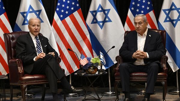 US President Joe Biden (L) listens to Israel's Prime Minister Benjamin Netanyahu as he joins a meeting of the Israeli war cabinet  in Tel Aviv on October 18, 2023. - Sputnik International