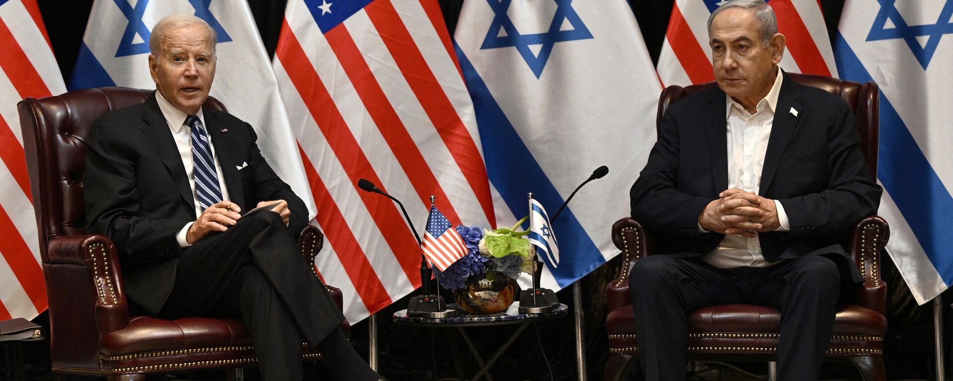 US President Joe Biden (L) listens to Israel's Prime Minister Benjamin Netanyahu as he joins a meeting of the Israeli war cabinet  in Tel Aviv on October 18, 2023. - Sputnik International, 1920, 20.10.2023