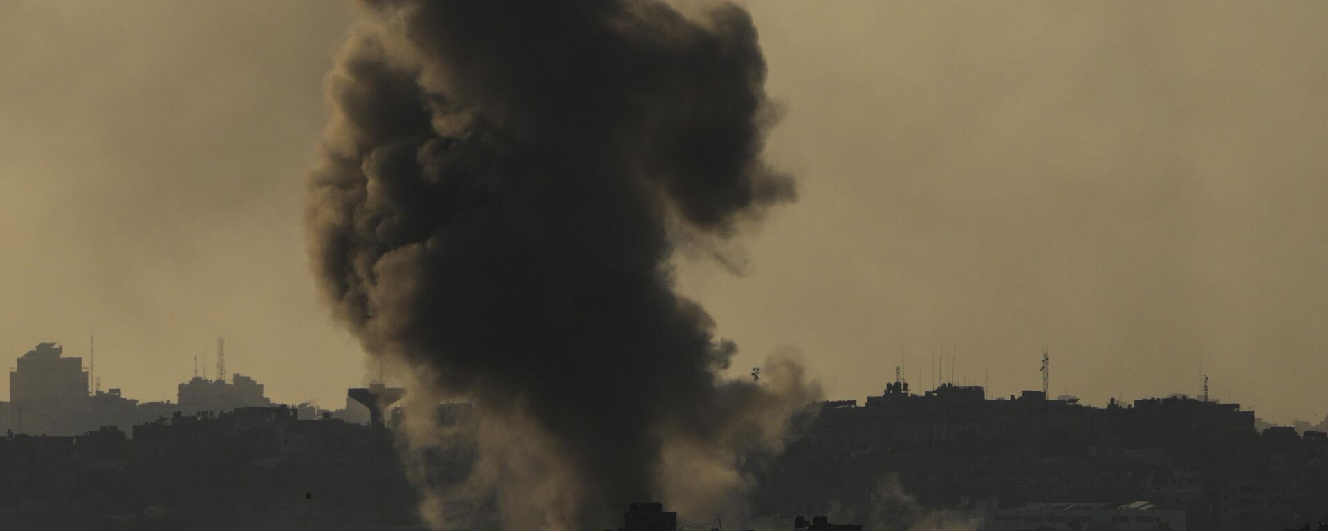 Smoke rises following an Israeli airstrike in the Gaza Strip, as seen from southern Israel, Wednesday, Oct. 18, 2023.  - Sputnik International, 1920, 19.10.2023