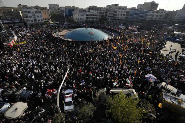 Iranian protestors attend an anti-Israel rally at Enqelab-e-Eslami (Islamic Revolution) Square in Tehran, Iran. - Sputnik International