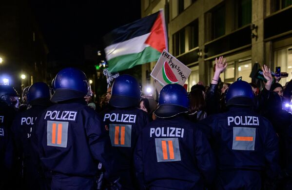 German riot police officers push back Pro-Palestinian demonstrators as they protest against the bombing in Gaza outside the Foreign Ministry in Berlin. - Sputnik International