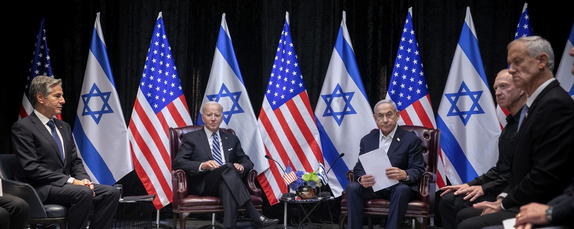 U.S. President Joe Biden, center left, pauses during a meeting with Israeli Prime Minister Benjamin Netanyahu, center right,  in Tel Aviv, Israel, Wednesday, Oct. 18, 2023 - Sputnik International, 1920, 22.03.2024