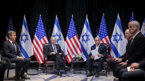 U.S. President Joe Biden, center left, pauses during a meeting with Israeli Prime Minister Benjamin Netanyahu, center right,  in Tel Aviv, Israel, Wednesday, Oct. 18, 2023 - Sputnik International