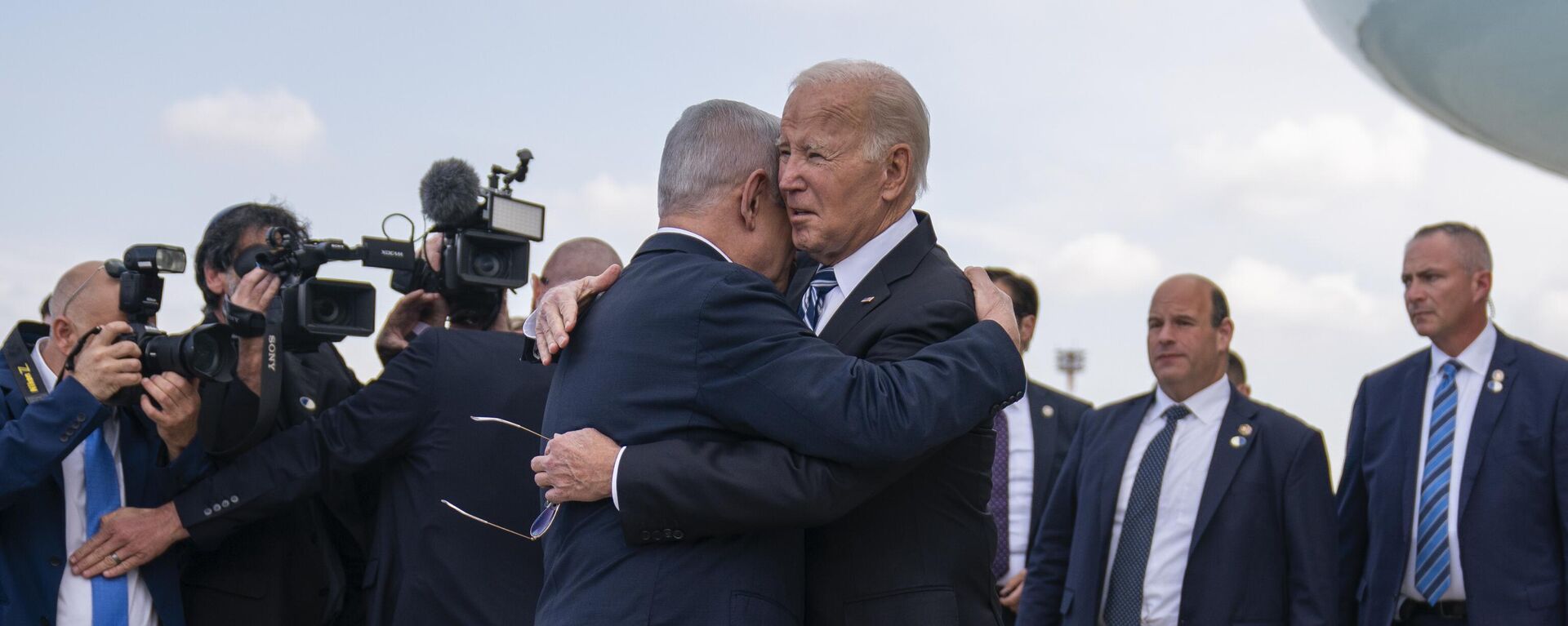 President Joe Biden is greeted by Israeli Prime Minister Benjamin Netanyahu after arriving at Ben Gurion International Airport - Sputnik International, 1920, 11.02.2024