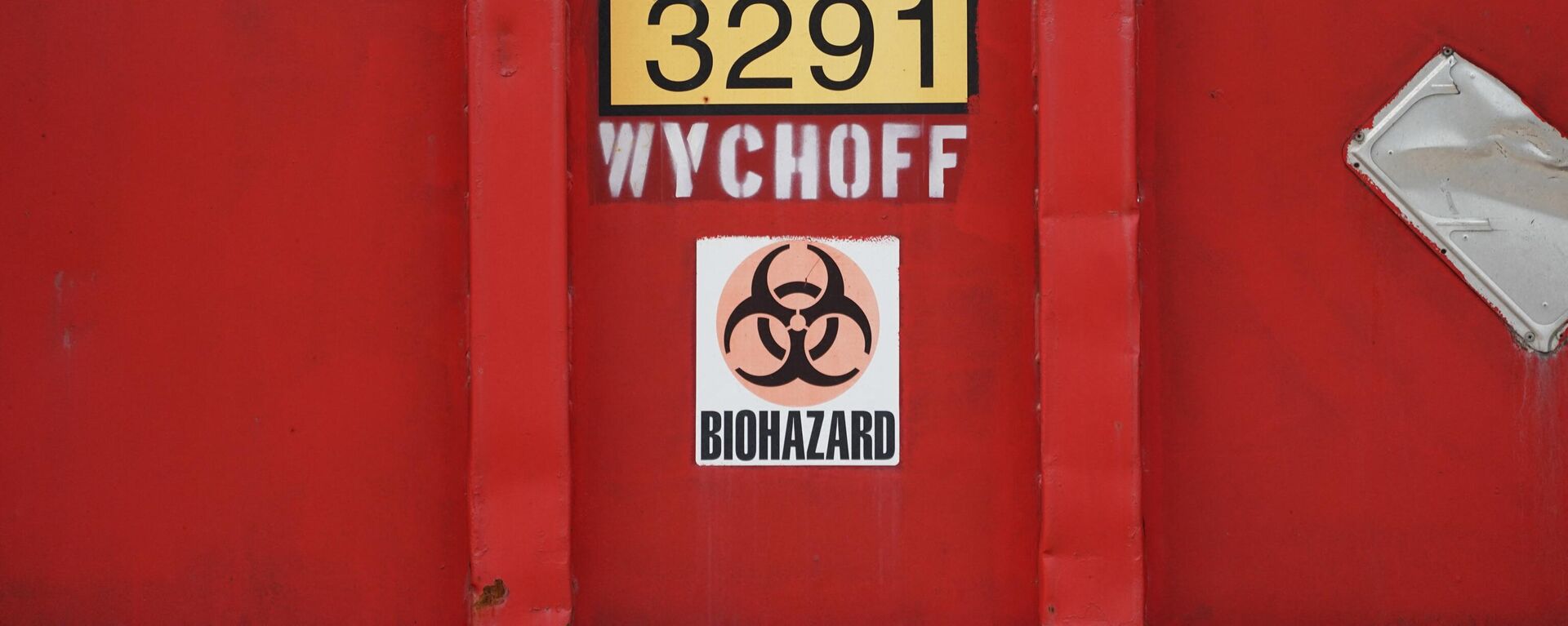 A biohazard dumpster sits outside of Wyckoff Hospital in the Bushwick section of Brooklyn April 5, 2020 in New York - Sputnik International, 1920, 19.10.2023